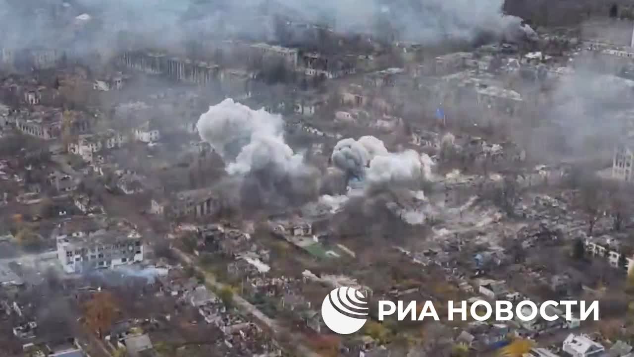 Российские войска авиабомбами ФАБ-500 уничтожили пункт временной дислокации ВСУ в Родинском в ДНР, сообщило Минобороны