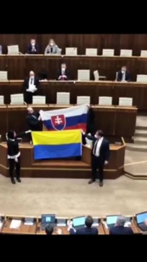 В парламенте Словакии облили водой дуркаинствующих прапороносців