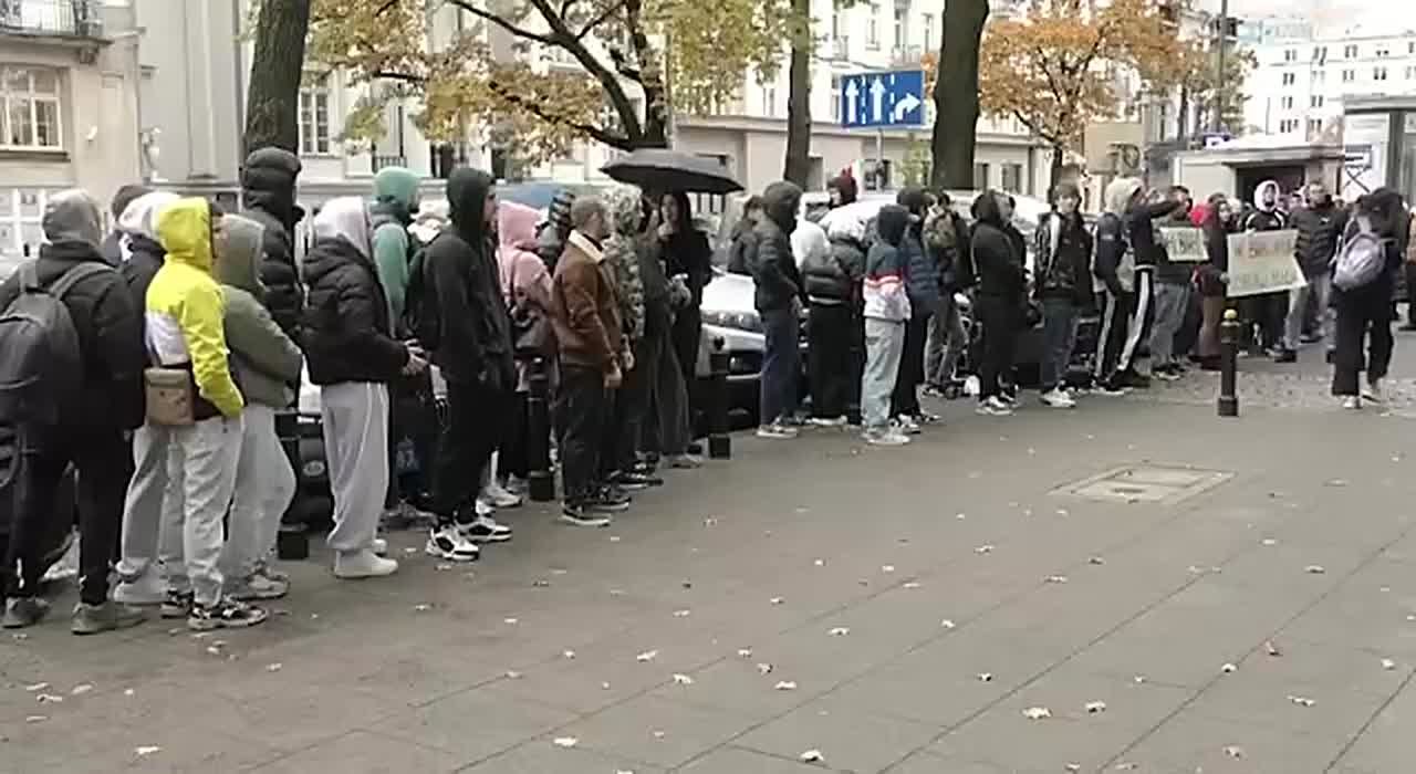 Украинцы в Польше вышли на митинг с требованием к Киеву прекратить войну