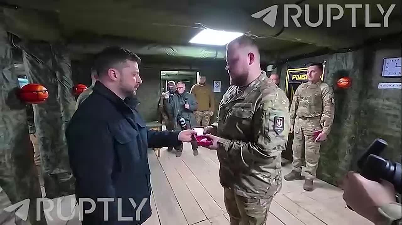 Никакого нацизма на Украине нет: просто Зеленский на своей официальной странице публикует видео, где позирует с символикой СС и награждает ВСУшников с наци-нашивками