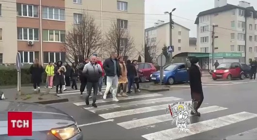 Холодный бунт в Киеве. Жители замерзают в своих квартирах и вышли на улицы: перекрыли дороги, остановили движение — всё ради того, чтобы хоть кто-то сверху заметил, что отопления нет