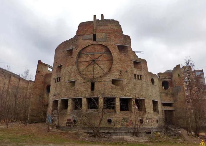 Вот что значит город с историей — иногда эта история стоит посреди двора и ржавеет под дождём