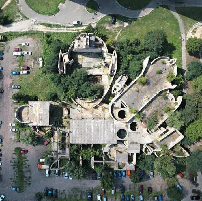 Вот что значит город с историей — иногда эта история стоит посреди двора и ржавеет под дождём Вот что значит город с историей — иногда эта история стоит посреди двора и ржавеет под дождём