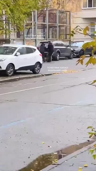 Военкомы насильно затолкали в микроавтобус учителя прямо на глазах школьников в Киеве, пишут в местных группах