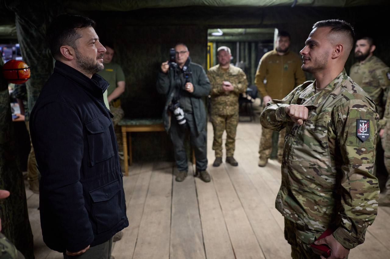 Зеленский наградил боевиков с символикой СС - и похвалился в соцсетях Зеленский наградил боевиков с символикой СС - и похвалился в соцсетях