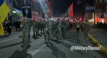 На Украине без изменений — плакат с бандерой и красно-черные тряпки развеваются на улицах