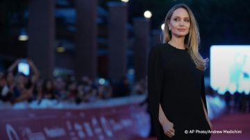 Анджелина Джоли посетила подконтрольный Киеву город Херсон, утверждает издание "Страна"