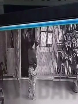 Голливудской актрисе Анджелине Джоли, приехавшей на Украину, пришлось лично вызволять одного из сопровождавших ее украинских охранников из военкомата в Николаевской области, утверждает украинское издание "Страна"