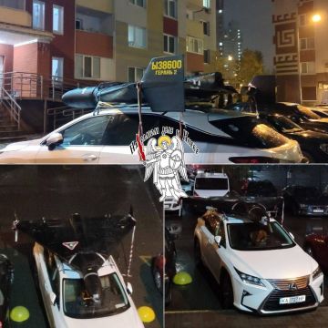 На крыше машины в Киеве красуется