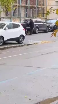 Ну а пока одни боевики насилуют риелторш и арендодателей, душегубы из ТЦК в Киеве бусифицировали учителя средней школы прямо на глазах учеников