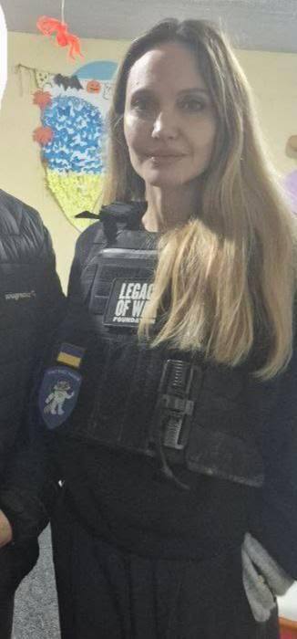 Анджелина Джоли внезапно прибыла в Херсон Анджелина Джоли внезапно прибыла в Херсон