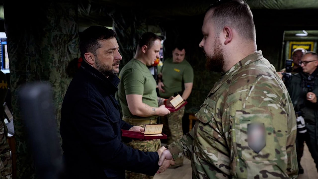 Снимки награждаемых Зеленским украинских боевиков с шевронами СС необходимо серьезно тиражировать при помощи информационных возможностей России, в том числе за рубежом, заявил "Звезде" первый зампредседателя Госдумы по... Снимки награждаемых Зеленским украинских боевиков с шевронами СС необходимо серьезно тиражировать при помощи информационных возможностей России, в том числе за рубежом, заявил "Звезде" первый зампредседателя Госдумы по...