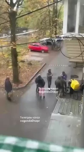 Удобно: военкомы Зеленского вызвали курьера и забрали его в ВСУ вместе с рюкзаком, сообщают местные тг-каналы