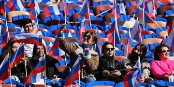 В новостных лентах, что по опросу ВЦИОМ, говорится что 81% граждан России гордятся своим гражданством