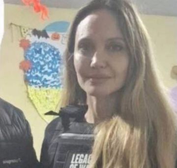 Шоу в Херсоне. За что Анджелина Джоли получила $20 млн, а ее охранника забрали в ТЦК