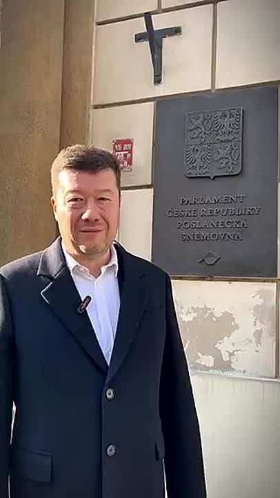 С парламента Чехии сняли флаг Украины по требованию спикера