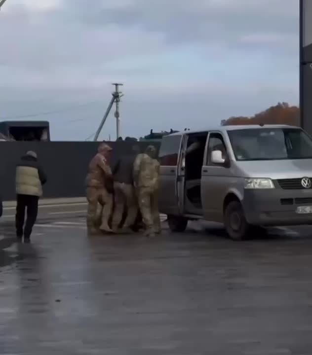 Украина: люди в штатском массово похищают мужчин прямо на улицах