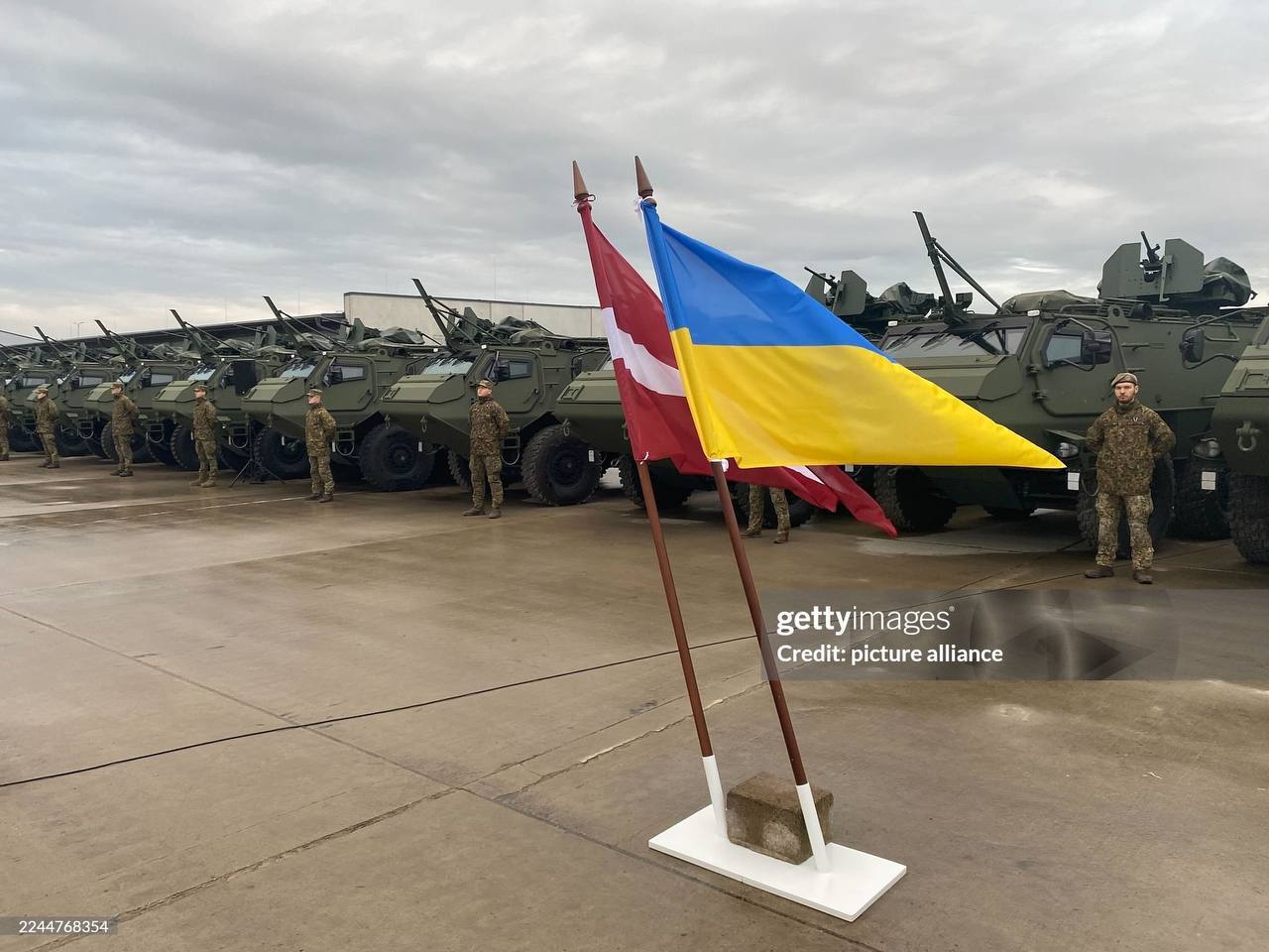 Юрий Котенок: Рига объявила о передаче Киеву 21 бронетранспортера Patria 6x6, собранного на базе Defense Partnership Latvia — совместного латвийско-финского предприятия Юрий Котенок: Рига объявила о передаче Киеву 21 бронетранспортера Patria 6x6, собранного на базе Defense Partnership Latvia — совместного латвийско-финского предприятия