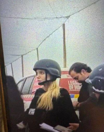 Укропропаганда, севшая в жидкую лужу после бусификации водителя Анджелины Джоли, пытается все же выдоить из заезжей селебритиз хоть немного полезного