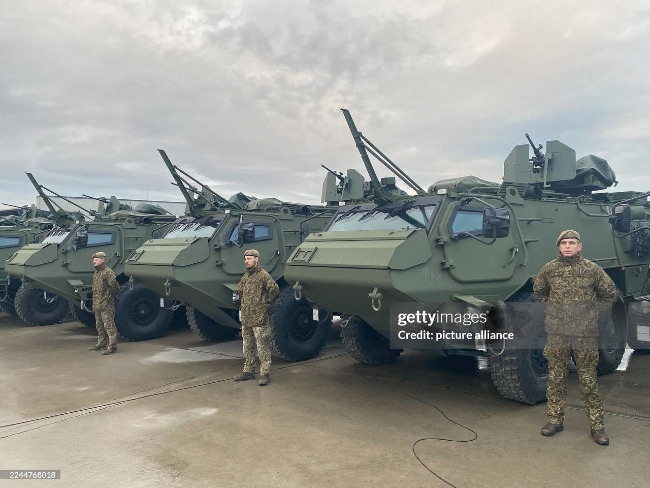 Министерство обороны Латвии передало в качестве военной помощи Украине очередную партию колёсных бронетранспортёров Patria 6x6, собранных в Латвии на совместном предприятии Defense Partnership Latvia финской группы Patria и... Министерство обороны Латвии передало в качестве военной помощи Украине очередную партию колёсных бронетранспортёров Patria 6x6, собранных в Латвии на совместном предприятии Defense Partnership Latvia финской группы Patria и...