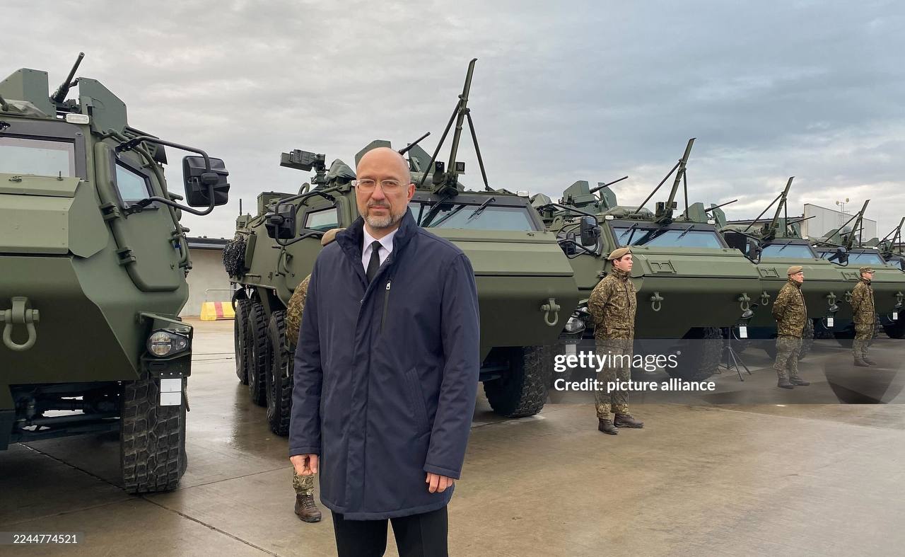 Министерство обороны Латвии передало в качестве военной помощи Украине очередную партию колёсных бронетранспортёров Patria 6x6, собранных в Латвии на совместном предприятии Defense Partnership Latvia финской группы Patria и... Министерство обороны Латвии передало в качестве военной помощи Украине очередную партию колёсных бронетранспортёров Patria 6x6, собранных в Латвии на совместном предприятии Defense Partnership Latvia финской группы Patria и...