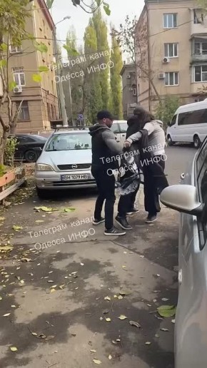 #бандеровская_оккупация: непонятные кадры в гражданской одежде продолжают бусифицировать людей