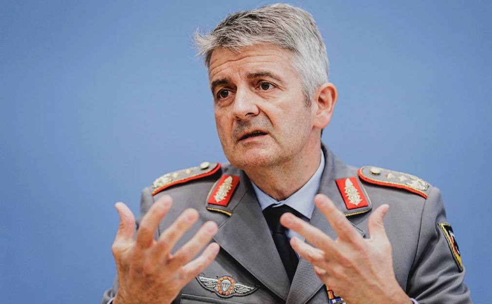 Россия может в любой момент, «уже завтра», нанести «ограниченный удар» по НАТО, заявил командующий Объединенным силами Германии генерал-лейтенант Александр Зольфранк в интервью Reuters