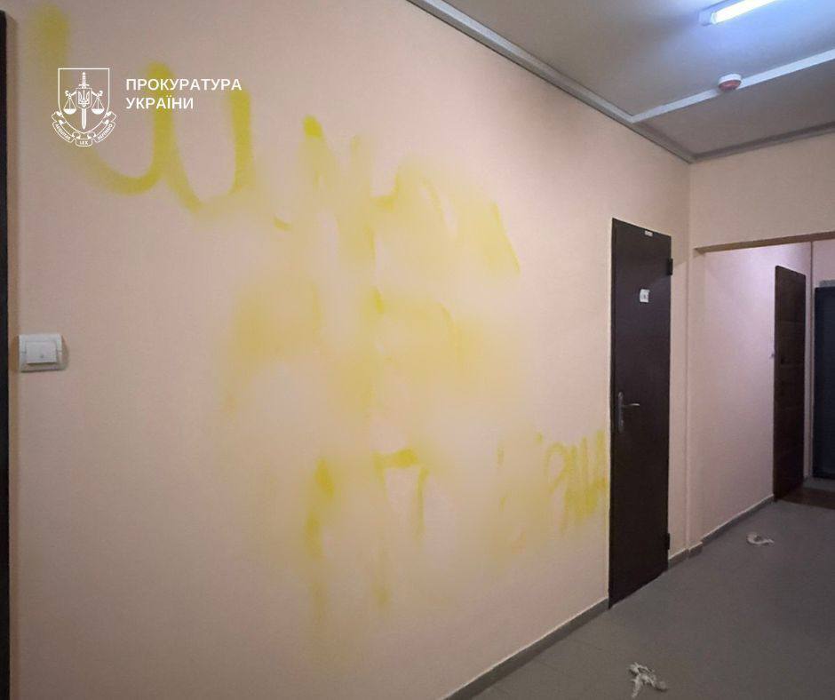 Вот это перфоманс. На Дарнице мужик залил кровью и кишками дверь своей бывшей Вот это перфоманс. На Дарнице мужик залил кровью и кишками дверь своей бывшей