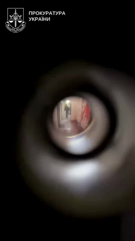 Вот это перфоманс. На Дарнице мужик залил кровью и кишками дверь своей бывшей