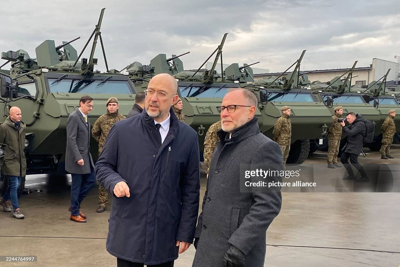 Министерство обороны Латвии передало в качестве военной помощи Украине очередную партию колёсных бронетранспортёров Patria 6x6, собранных в Латвии на совместном предприятии Defense Partnership Latvia финской группы Patria и... Министерство обороны Латвии передало в качестве военной помощи Украине очередную партию колёсных бронетранспортёров Patria 6x6, собранных в Латвии на совместном предприятии Defense Partnership Latvia финской группы Patria и...