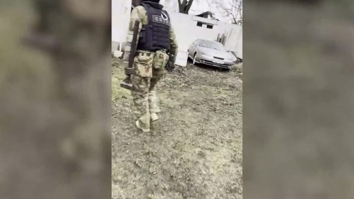 Кадры задержания россиянина, передавшего контролируемому военной разведкой Киева украинскому блогеру данные об участниках СВО