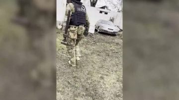 Кадры задержания россиянина, передавшего контролируемому военной разведкой Киева украинскому блогеру данные об участниках СВО