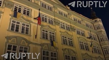 Вчера со здания парламента Чехии сняли флаг Украины — сегодня часть депутатов бастуют из окна