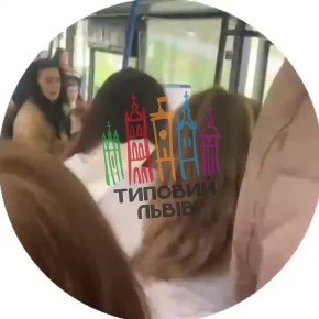 Настоящий трэщ во Львове. Мужчина с криками «Ти би хоч вибачилася, скотина, нечисть!» набросился на девушку — та не встала во время минуты молчания