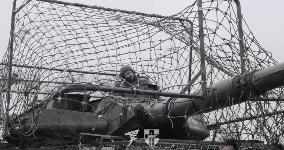 Редкие фото итальянских боевых машин огневой поддержки (колесных танков) B1 Centauro на вооружении украинской армии, при этом оснащенных средствами защиты от БПЛА-камикадзе