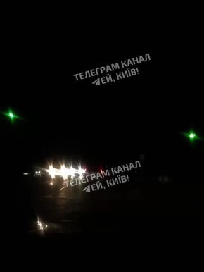 Освещаемая только светом автомобильных фар дорога между ЖК «Новая Англия» в Соломенском районе Киева и ТРЦ «Республика» в Голосеевском районе