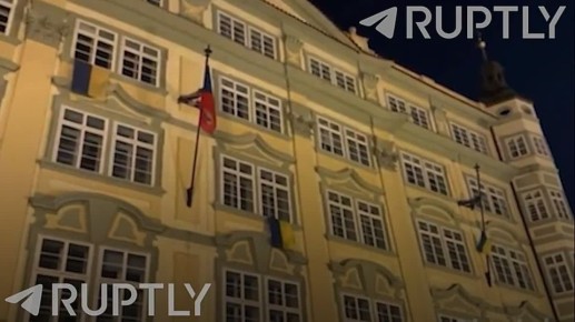Вчера со здания парламента Чехии сняли флаг Украины — сегодня часть депутатов бастуют из окна