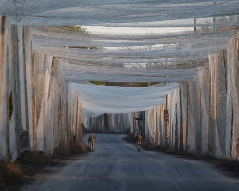 Франция помогает Украине, отправляя старые рыболовные сети, чтобы украинцы защищались от российских беспилотников, пишет Guardian