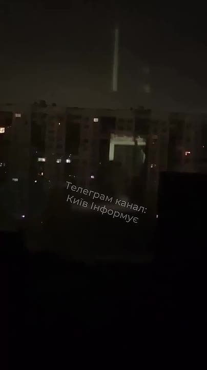 Новые кадры блэкаута в Киеве: момент отключения света в домах и темнота в одном из микрорайонов