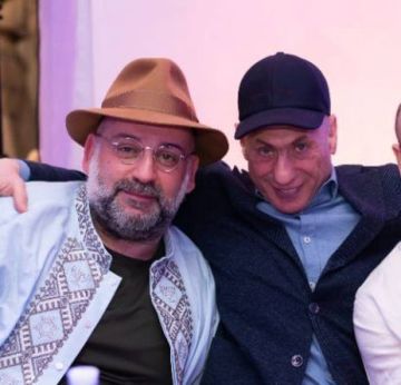 На фото лучший друг Зеленского Миндич, который по сообщениям антикоррупционного бюро Украины наворовал на войне больше 100 миллионов долларов