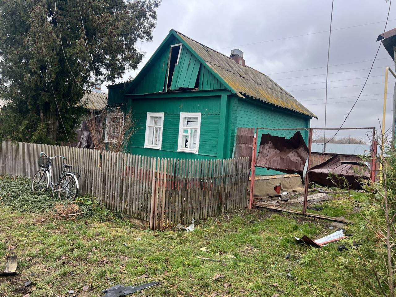 Игорь Кастюкевич: Сегодня очередной удар был нанесен со стороны Украины по домам мирных граждан в г.Льгов. Вражеский БПЛА взорвался в частном секторе Игорь Кастюкевич: Сегодня очередной удар был нанесен со стороны Украины по домам мирных граждан в г.Льгов. Вражеский БПЛА взорвался в частном секторе