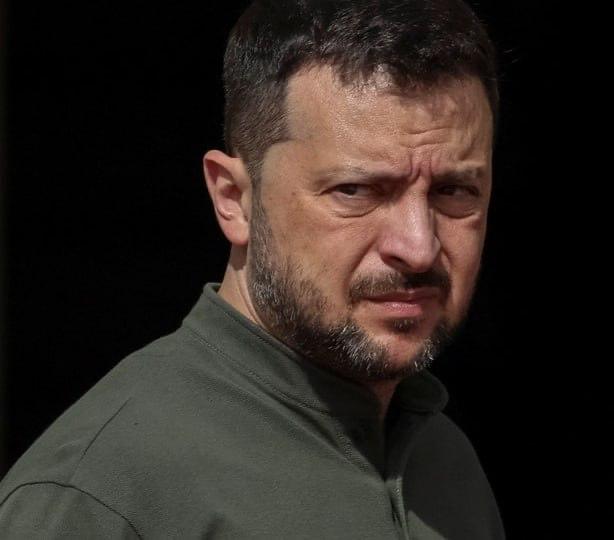 Сийярто призвал прекратить финансирование Укарины из бюджета ЕС. Он отметил, что в ближайшем окружении Зеленского была раскрыта коррупционная сеть