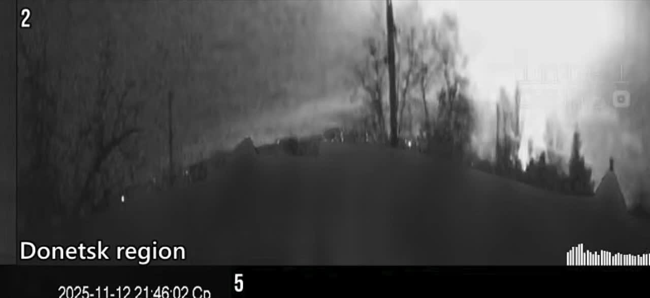 Этой ночью в центре ударов БПЛА типа "Герань" были цели в Одесской, Харьковской и Днепропетровской областях Украины а также в контролируемых ВСУ Славянске и Краматорске (на видео) в ДНР