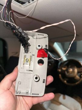 Замминистра образования Украины, сопредседатель фракции "Слуга народа" в Киевском горсовете Андрей Витренко обнаружил в своем служебном автомобиле прослушку