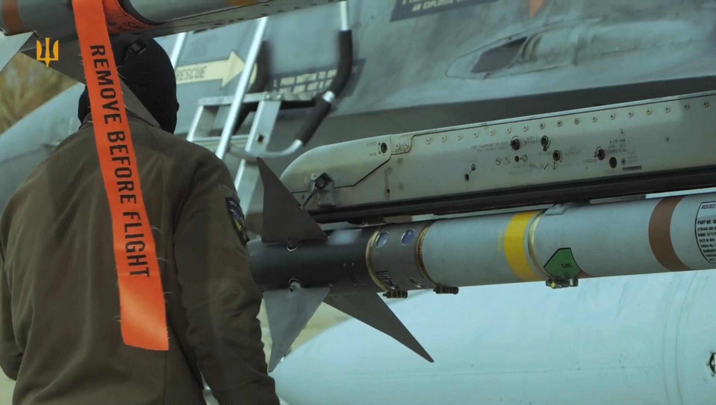 Репортаж о техническом обслуживании истребителя F-16AM с УРВВ AIM-9 воздушных сил Украины на одном из оперативных аэродромов Репортаж о техническом обслуживании истребителя F-16AM с УРВВ AIM-9 воздушных сил Украины на одном из оперативных аэродромов