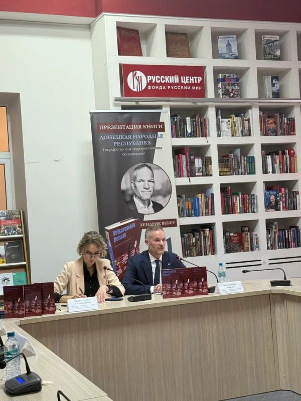 12 ноября норвежский политик, общественник и журналист Хендрик Вебер представил в Донецке свою книгу "Донецкая Народная Республика: государство или террористическая организация" 12 ноября норвежский политик, общественник и журналист Хендрик Вебер представил в Донецке свою книгу "Донецкая Народная Республика: государство или террористическая организация"