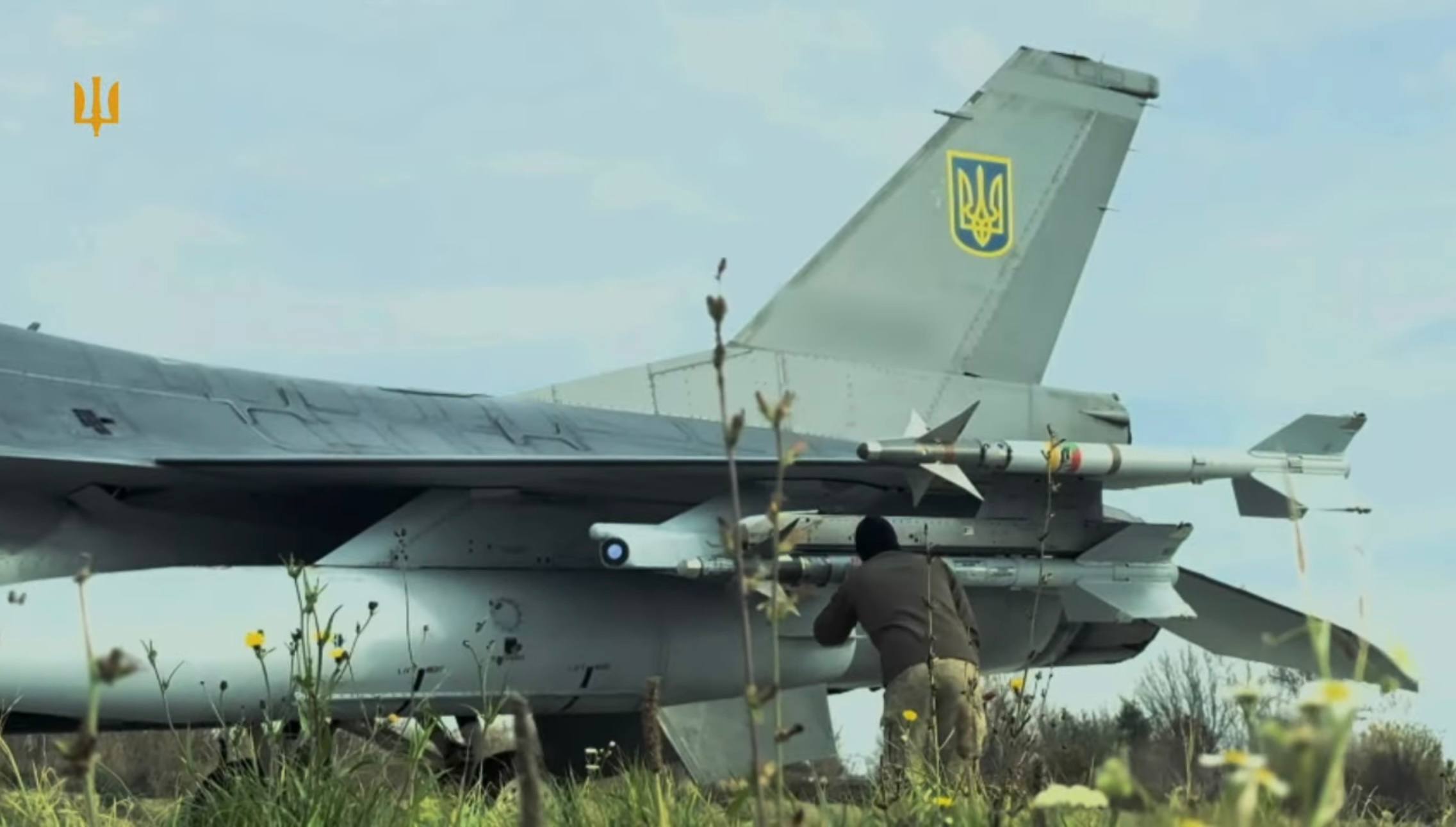 Репортаж о техническом обслуживании истребителя F-16AM с УРВВ AIM-9 воздушных сил Украины на одном из оперативных аэродромов Репортаж о техническом обслуживании истребителя F-16AM с УРВВ AIM-9 воздушных сил Украины на одном из оперативных аэродромов