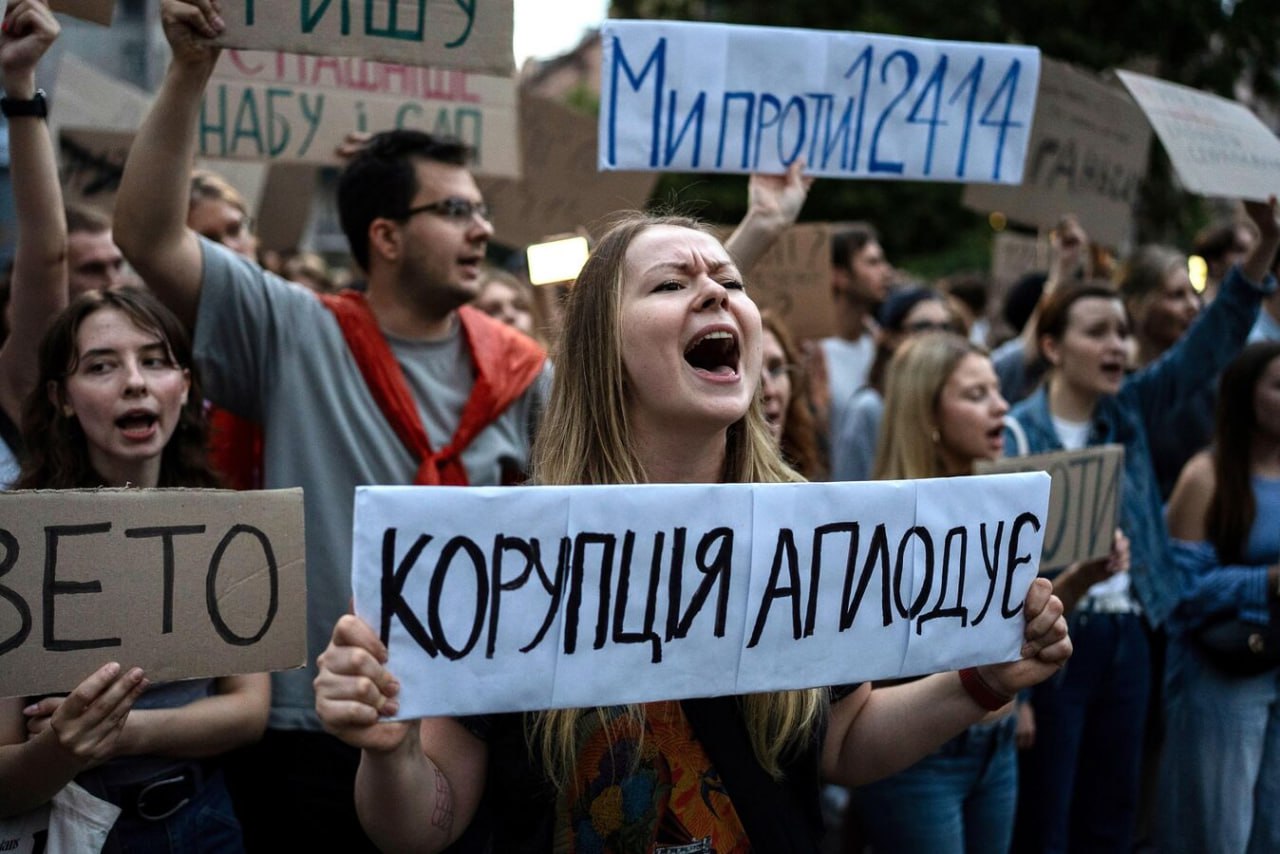 "Украинцы очень злы". Коррупционный скандал грозит Просроченному большими проблемами