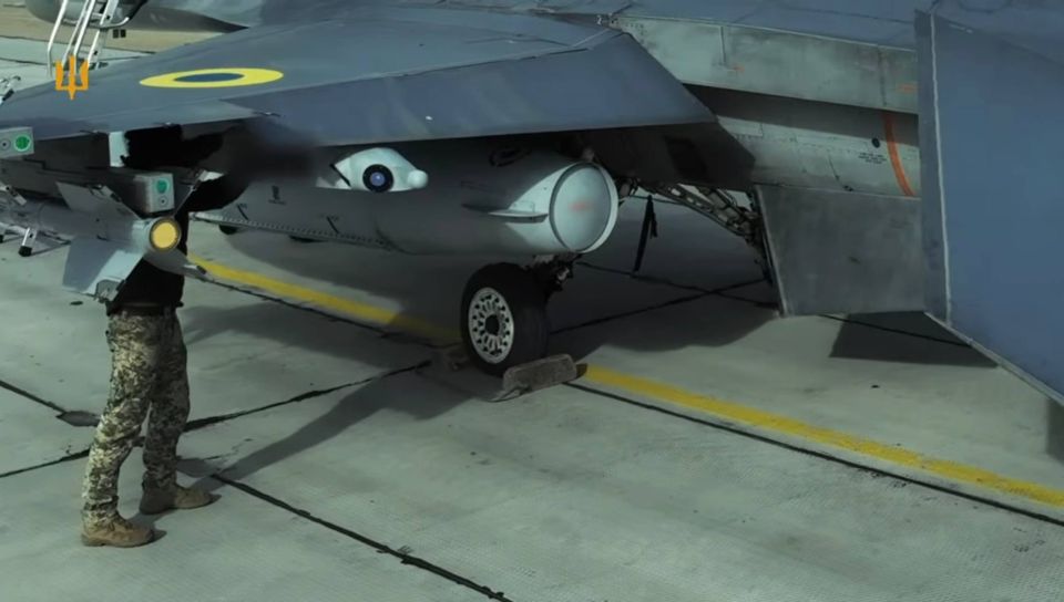 �������� � ����������� ������������ ����������� F-16AM � ���� AIM-9 ��������� ��� ������� �� ����� �� ����������� ����������