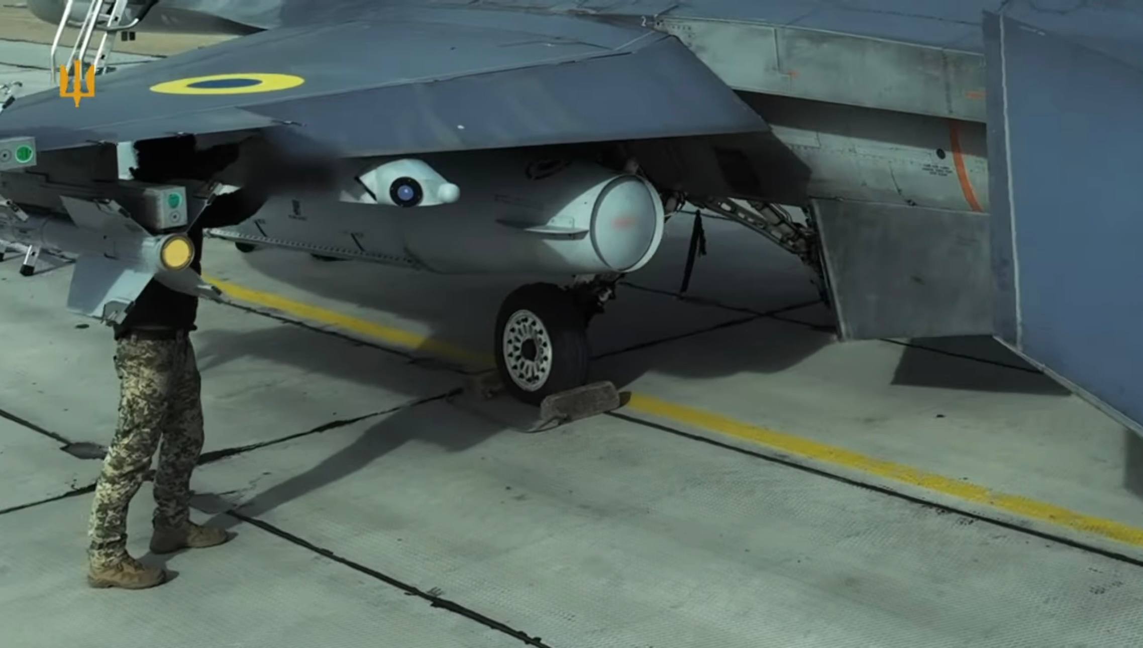 Репортаж о техническом обслуживании истребителя F-16AM с УРВВ AIM-9 воздушных сил Украины на одном из оперативных аэродромов Репортаж о техническом обслуживании истребителя F-16AM с УРВВ AIM-9 воздушных сил Украины на одном из оперативных аэродромов